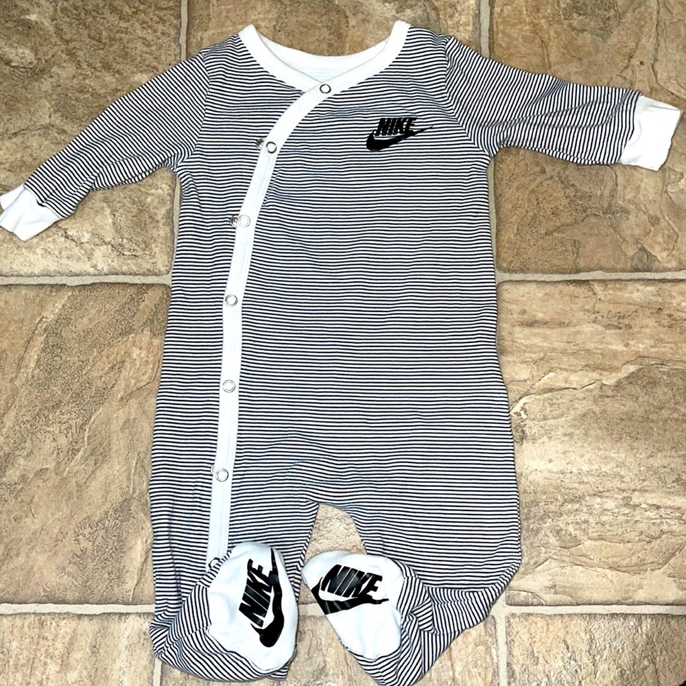 Nike oncie size 6months